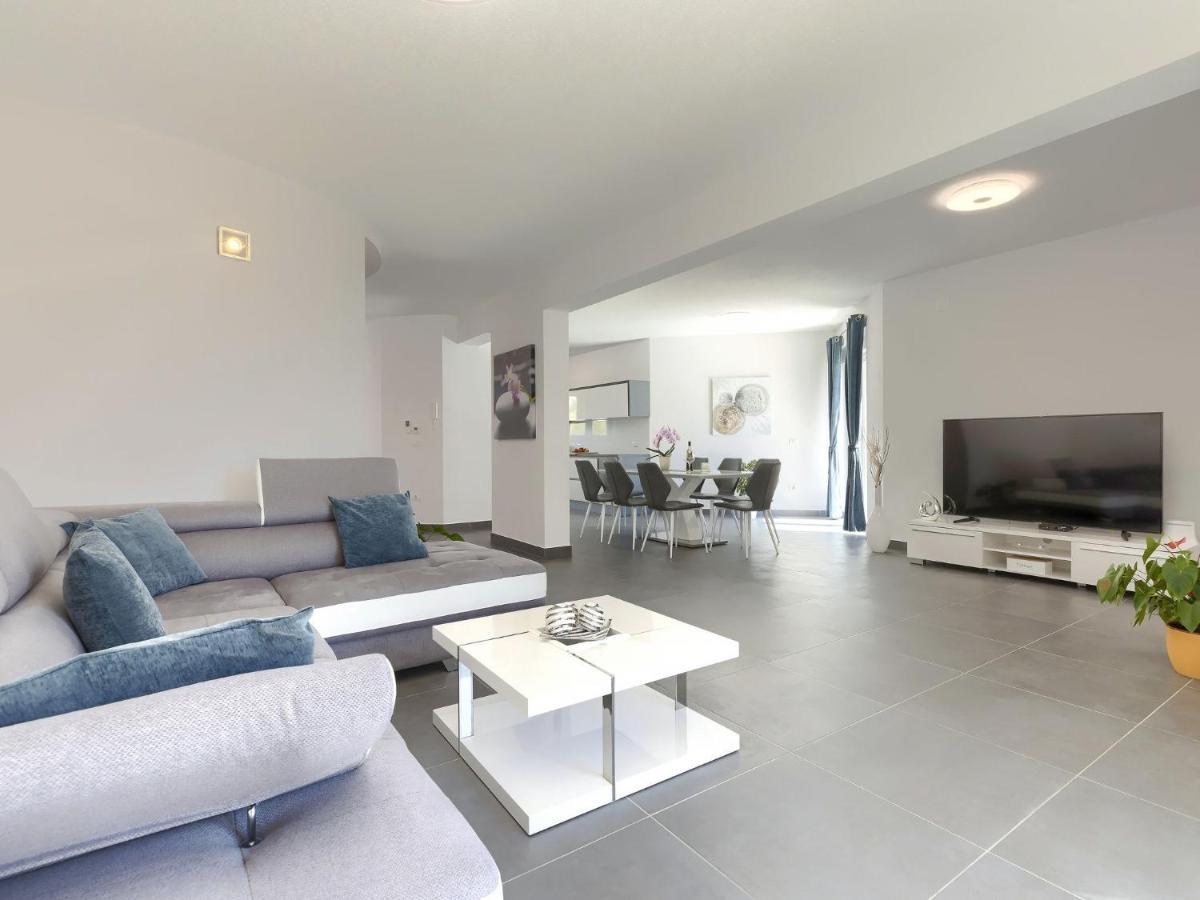 Holiday Home Villa Gocci By Interhome Kmeti Bagian luar foto