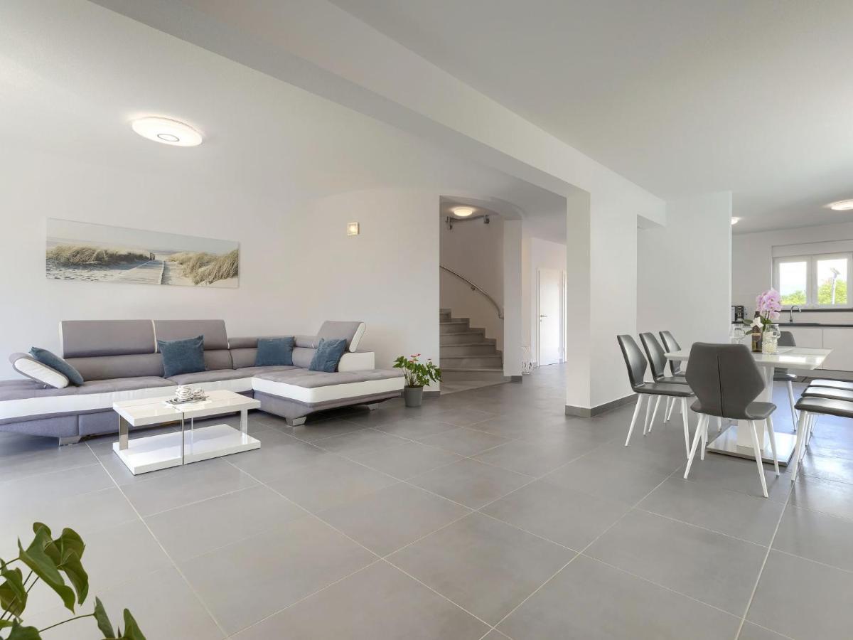 Holiday Home Villa Gocci By Interhome Kmeti Bagian luar foto